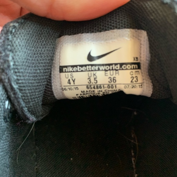 Youth Size 4 (Women’s Size 6) Nike Sneakers - Picture 4 of 6